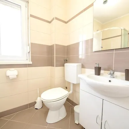 Bright In With Terrace And Garden 65 M² Vrsi