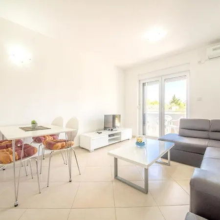 Bright In With Terrace And Garden 65 M² Vrsi