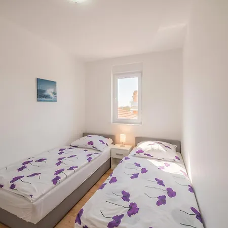 Bright In With Terrace And Garden, 65 M² Vrsi